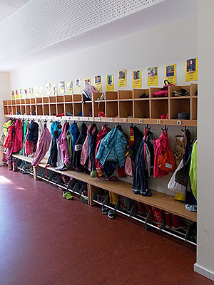Die Garderobe einer unserer f�nf Gruppen.