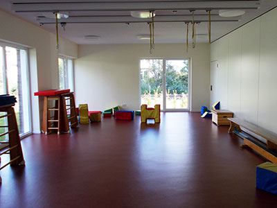 Unsere gro�e Turnhalle mit Therapiebalken f�r Schaukeln und Seile.