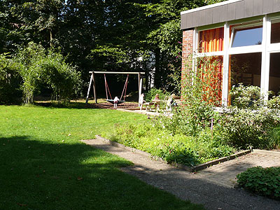 Unser Garten mit "Vogelnest"-Schaukel.