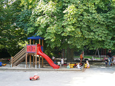 Der Rutschturm in der gro�en Sandkiste unter der alten Kastanie, die an hei�en Sommertagen angenehmen Schatten spendet.