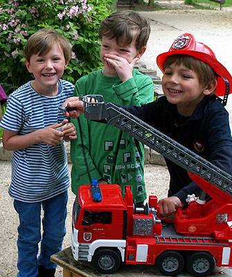 Junge Entdecker fr�hlich bei der Sache.