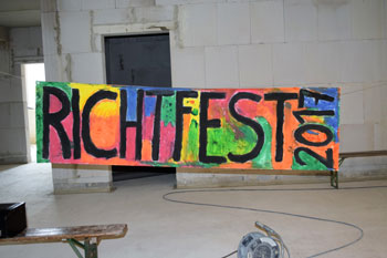 Mit Kindern, Eltern, Mitarbeiter*innen, Tr�ger und Gemeinde, Nachbarschaft und Handwerkern feiern wir ein gro�es Richtfest.