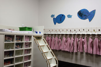 Ein Waschraum mit Wickelanlage