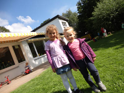 Stefanija erkl�rt: � Ich finde es gut, dass ich viel malen und basteln kann. Und ich mag Lena, Greta und Fabian.�