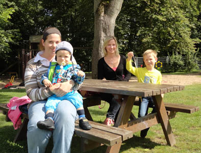 Eltern erz�hlen: �Die langsame und individuelle Eingew�hnungszeit finden wir prima und dass hier auf jedes Kind so gut geschaut wird! Wir f�hlen uns sehr wohl hier!� � �Hier in der Kita ist eine gute Stimmung, das merkt man schon wenn man hereinkommt.� � �Die Mitarbeiterinnen sind alle freundlich und immer ansprechbar wenn wir Eltern Hilfe brauchen.� � �Ich finde es gut, dass viel Personal in den Gruppen ist und mein Kind hier gut begleitet wird.�