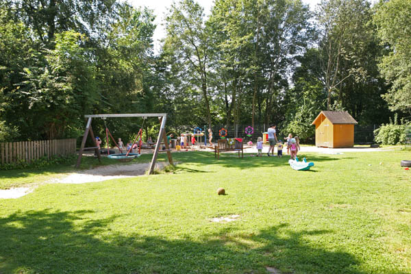 In unserem Garten gibt es viel Platz zum Spielen und Toben, einen gro�en Sandkasten mit Matschanlage, eine Nestschaukel, eine Spielwohnung in unserem Bauwagen, einen Rutschh�gel mit Tunnel, ...