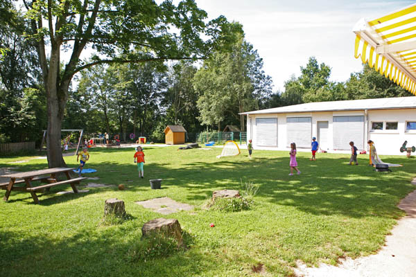 ...eine Schaukel- und Kletterkonstruktion, drei Garten- und Spielh�user, prima gro�e Pf�tzen, einen Nutzgartenbereich, viele Bretter, Reifen und R�hren zum Bauen, Fahrzeuge, Rasenfl�chen mit Fu�balltoren...
