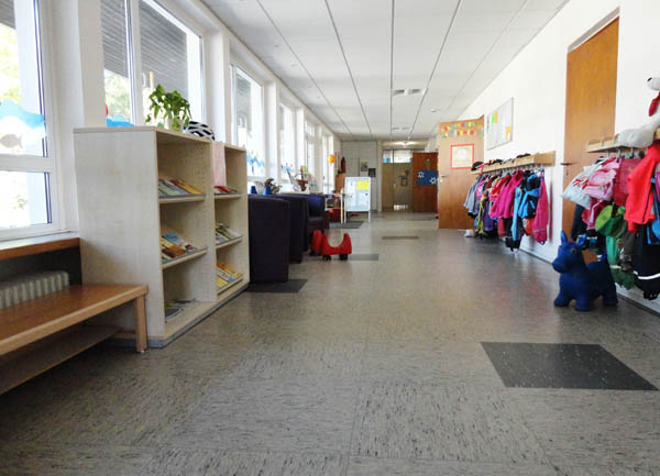 Im Haus gibt es lange Flure, die von den Kindern zum Spielen, Fahrzeugfahren oder Laufen genutzt werden. F�r die Eltern gibt es im Eingangsflur ein Elterncaf� mit Info-Bereich.