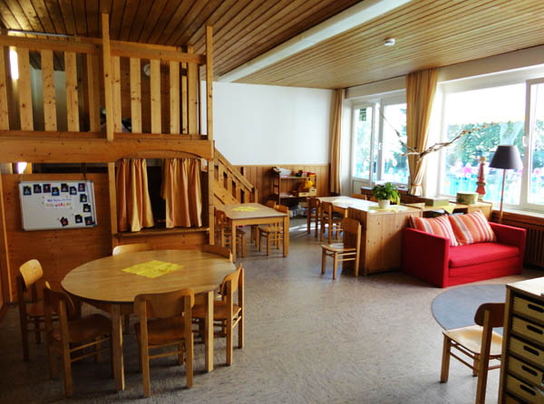 Alle Gruppenr�ume haben Nebenr�ume und zus�tzlich zwei Schlafr�ume sowie zwei Hochebenen. Die Gruppenr�ume werden je nach den Bed�rfnissen der Kinder mit ihnen gestaltet und bei Bedarf Spielbereiche neu geschaffen.