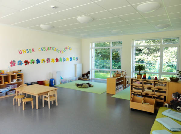 Als weitere R�ume k�nnen die Bewegungsbaustelle, der �Muckelraum�, der Fr�hf�rderraum, der Mitarbeiterraum sowie der Werk� und Atelierraum genutzt werden.