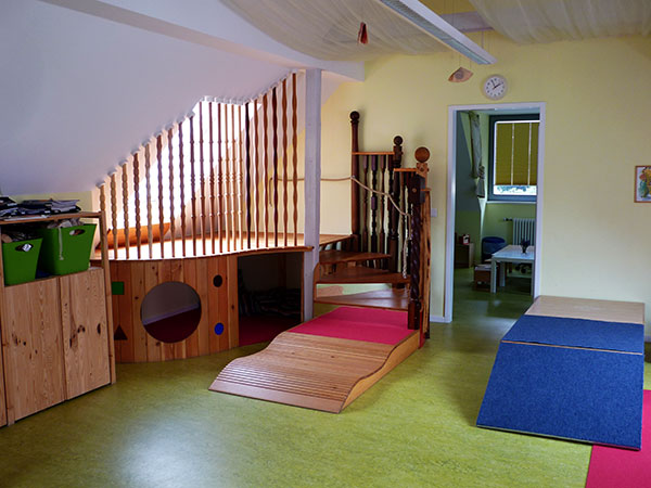 Verschiedene Ecken und Ebenen laden in der Marienk�fergruppe zum Spielen ein.