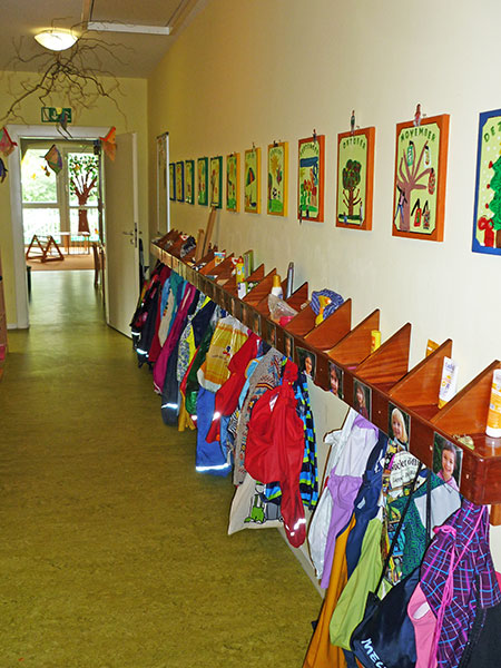 Jedes Kind der Pinguingruppe hat ein eigenes Pl�tzchen f�r seine sieben Sachen.