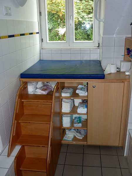 Im Wickelraum werden die Windelkinder versorgt.